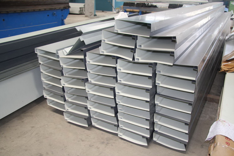 z型钢 z型钢是一种常见的冷弯薄壁型钢,厚度一般为1.6-3.